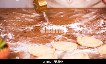 Schritt für Schritt. Home gemacht Empanadas mit verschiedenen Füllungen. Stockfoto