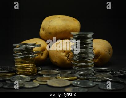 Angehäuft Kartoffeln mit viel indische Rupie Münzen Stockfoto