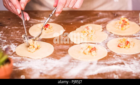 Schritt für Schritt. Home gemacht Empanadas mit verschiedenen Füllungen. Stockfoto