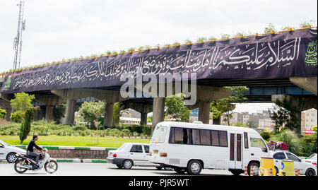 Foto für Straße in Mashhad Stadt in der Islamischen Republik Iran, die zum Schrein des Imam Reza führt. Und zeigt einige vorbeifahrende Autos Stockfoto