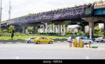 Foto für Straße in Mashhad Stadt in der Islamischen Republik Iran, die zum Schrein des Imam Reza führt. Und zeigt einige vorbeifahrende Autos Stockfoto