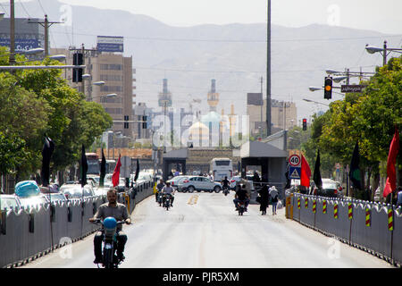 Foto für Straße in Mashhad Stadt in der Islamischen Republik Iran, die zum Schrein des Imam Reza führt. Und zeigt einige vorbeifahrende Autos Stockfoto