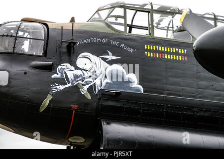 Royal Air Force, RAF Battle of Britain Memorial Flight Avro Lancaster mit Phantom of the Ruhr Nose Art und Bombardements. Geist, Bomben Stockfoto