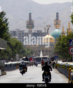 Foto für Straße in Mashhad Stadt in der Islamischen Republik Iran, die zum Schrein des Imam Reza führt. Und zeigt einige vorbeifahrende Autos Stockfoto