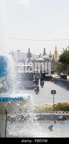 Foto für Straße in Mashhad Stadt in der Islamischen Republik Iran, die zum Schrein des Imam Reza führt. Und zeigt einige vorbeifahrende Autos Stockfoto