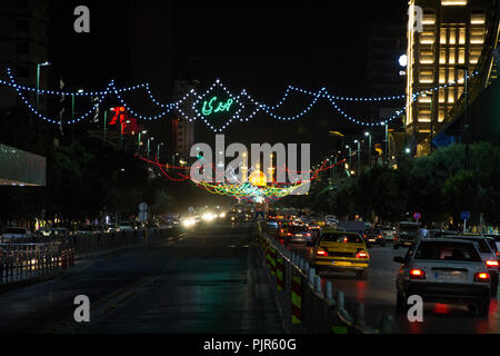 Foto für Straße in Mashhad Stadt in der Islamischen Republik Iran, die zum Schrein des Imam Reza führt. Und zeigt einige vorbeifahrende Autos Stockfoto