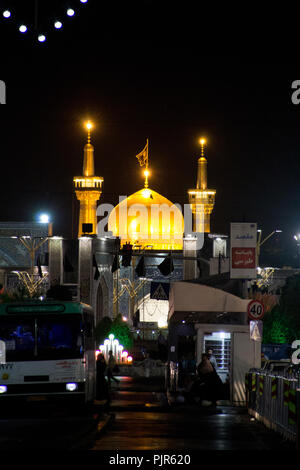 Foto für Straße in Mashhad Stadt in der Islamischen Republik Iran, die zum Schrein des Imam Reza führt. Und zeigt einige vorbeifahrende Autos Stockfoto