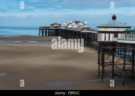 Ruhigen Sommer Blick auf die Promenade der Lancashire Badeort Blackpool, England, UK im Juni mit wenigen Menschen. Stockfoto