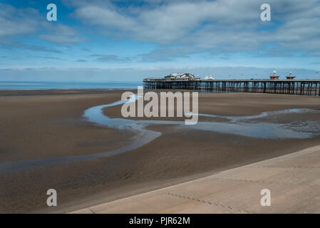 Ruhigen Sommer Blick auf die Promenade der Lancashire Badeort Blackpool, England, UK im Juni mit wenigen Menschen. Stockfoto