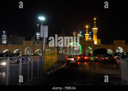 Foto für Straße in Mashhad Stadt in der Islamischen Republik Iran, die zum Schrein des Imam Reza führt. Und zeigt einige vorbeifahrende Autos Stockfoto