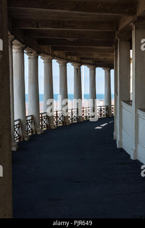 Ruhigen Sommer Blick auf die Promenade der Lancashire Badeort Blackpool, England, UK im Juni mit wenigen Menschen. Stockfoto