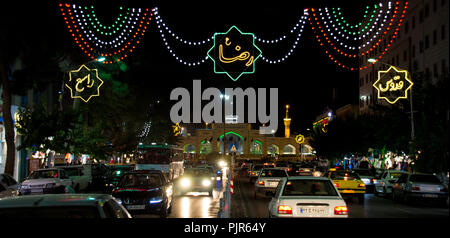 Foto für Straße in Mashhad Stadt in der Islamischen Republik Iran, die zum Schrein des Imam Reza führt. Und zeigt einige vorbeifahrende Autos Stockfoto