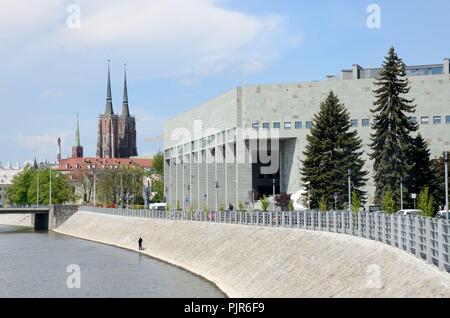 WROCLAW, Polen - 14. MAI 2017. Breslau mit modernen und klassischen Architektur. Moderne Univeristy Library und St. Johannes der Täufer Kathedrale am 1. Stockfoto