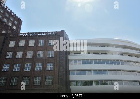 WROCLAW, Polen - 14. MAI 2017. Breslau mit modernen und klassischen Architektur. Moderne OVO Hotel und klassische postalische Gebäude am 14. Mai 2017. Stockfoto