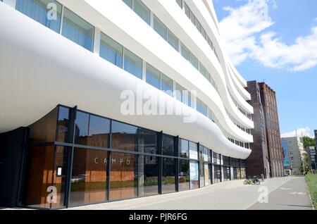 WROCLAW, Polen - 14. MAI 2017. Breslau mit modernen und klassischen Architektur. Moderne OVO Hotel und klassische postalische Gebäude am 14. Mai 2017. Stockfoto