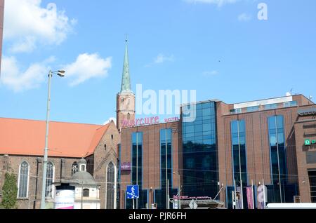 WROCLAW, Polen - 14. MAI 2017. Breslau mit modernen und klassischen Architektur. Moderne Shopping Mall und st. Adalbert Kirche am 14. Mai 2017. Stockfoto