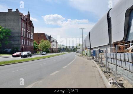 WROCLAW, Polen - 14. MAI 2017. Breslau mit modernen und klassischen Architektur. Alte Häuser in der Nähe von Bahnhof und modernes Einkaufszentrum Wroclavia Stockfoto