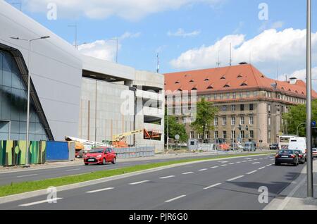 WROCLAW, Polen - 14. MAI 2017. Breslau mit modernen und klassischen Architektur. Alte Häuser in der Nähe von Bahnhof und modernes Einkaufszentrum Wroclavia Stockfoto