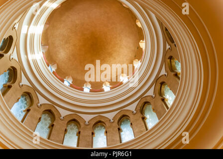 Suchen bis zu einer der kleineren Kuppeln des Emirates Palace Hotel, Abu Dhabi, Vereinigte Arabische Emirate Stockfoto