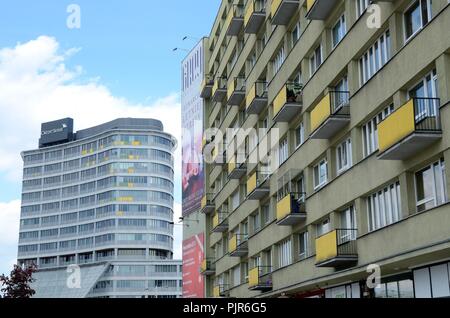 WROCLAW, Polen - 14. MAI 2017. Breslau mit modernen und klassischen Architektur. Neues Bürogebäude und alten Wohnsiedlung am 14. Mai 2017. Stockfoto