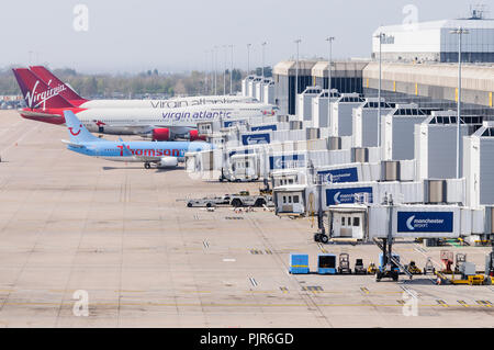 Virgin Atlantic 747s und eine Thompson 737-33V am Stand Manchester Airport Terminal 2 Stockfoto