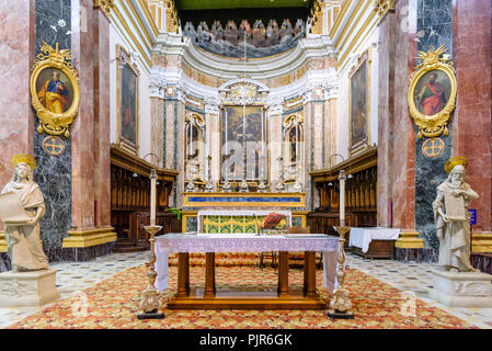 Altar in der Saint Paul's Cathedral, Mdina, Malta. Stockfoto