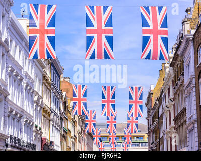 Vielen britischen Flaggen Union Jacks über eine Straße in London fliegen. Stockfoto