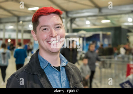 Lisburn, Nordirland. 08/09/2018 - Tschad Ryan Johnson (OMGChad), ein Video Blogger, der Gastgeber der Minecraft Vlog OMGCraft und die wöchentlichen Video-Podcast Giz Wiz, mit seinen charakteristischen roten Haar eine Minecraft Konferenz in Nordirland besucht Stockfoto