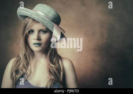 Studio Portrait von eine rothaarige Frau mit Hut Stockfoto