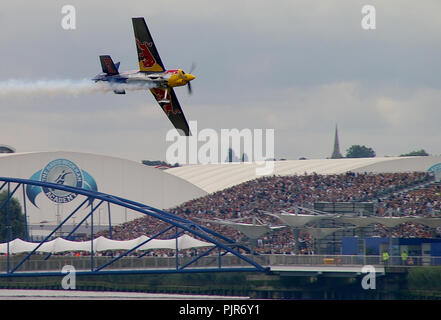 Red Bull Air Race, London, UK. In den Londoner Docklands saniert über die Themse fliegen. Die David Beckham Academy. Tribüne Stockfoto