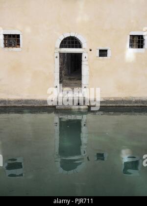 Windows und Torbogen in den Fluss in Annecy, Frankreich wider Stockfoto