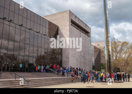 Die Menschen befinden sich in einer Reihe außerhalb des Smithsonian National Air and Space Museum in Washington, District of Columbia, Vereinigte Staaten Stockfoto