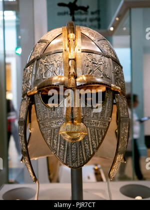 Eine Replik der Sutton Hoo Helm im Britischen Museum, England Stockfoto