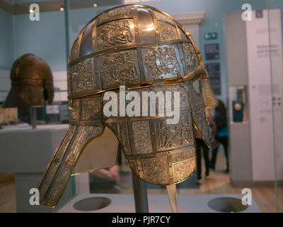 Eine Replik der Sutton Hoo Helm im Britischen Museum, England Stockfoto