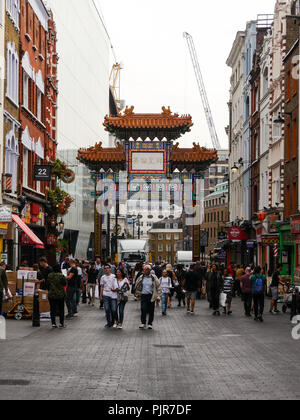 Touristen durch die Straßen von Chinatown in London, England Stockfoto