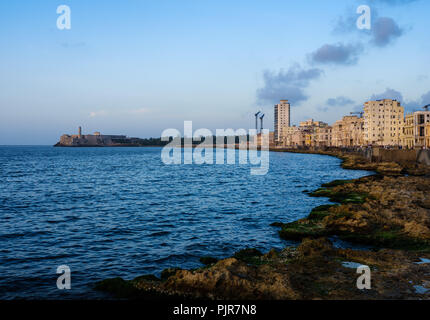 Havanna, Kuba - ca. Mai 2017: Havanna Skyline und dem Malecon. Eine beliebte Touristenattraktion in Havanna. Stockfoto