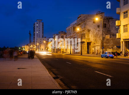 Havanna, Kuba - ca. Mai 2017: Der Malecon in Havanna in der Nacht. Eine beliebte Touristenattraktion in Havanna. Stockfoto