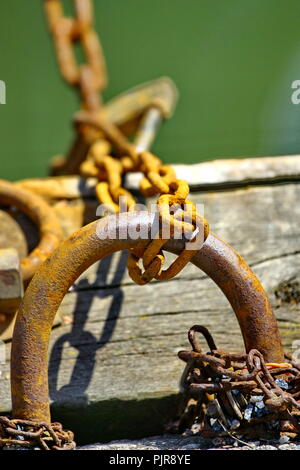 Alte Marine im Stromkreis am Liegeplatz Boote. Anker Schaltung auf einem Deck von Old Yacht Stockfoto