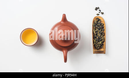 Asien Kultur und Design Konzept - frische Taiwan oolong Tee und Teekanne Stockfoto