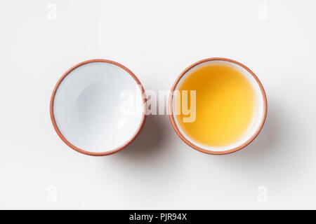 Asien Kultur und Design Konzept - frische Taiwan oolong Tee und leere Tasse Tee Stockfoto