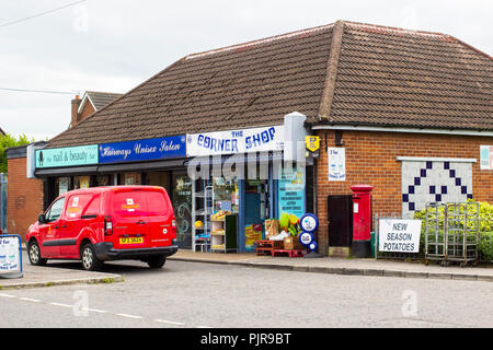 7. September 2018 eine Royal Mail van vor kleinen Shop Einheiten in Bangor County Down Nordirland geparkt. Diese kleine und mittlere Unternehmen eine wertvolle orovide Stockfoto