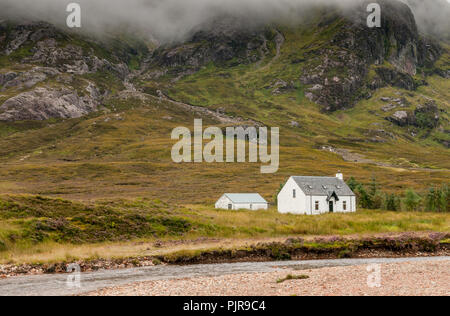 Typische Schottische weißes Bauernhaus als Pension oder Herberge unter den Bergen in Glencoe Bereich in den Highlands von Schottland Großbritannien Stockfoto