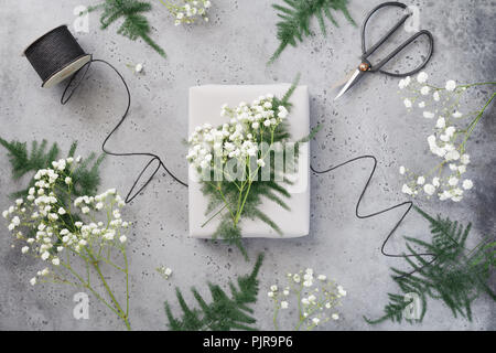 Weihnachten Verpackung der Geschenke, Florist Workshop, Foto eingestellt. Flach, Ansicht von oben. Das Konzept der Feiertage des neuen Jahres. Stockfoto