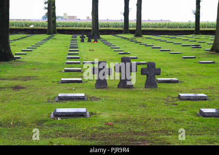 Langemark Deutscher Friedhof im Ersten Weltkrieg bei Ypern in Belgien Stockfoto