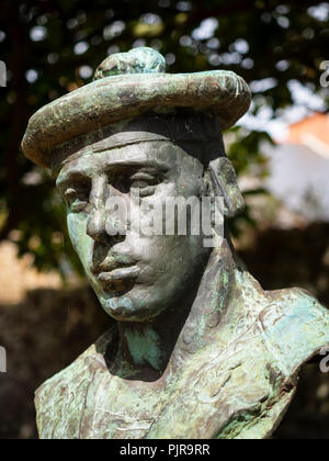 Kopf geschnitzt von Jean Boucher, im Garten der Kirche von Guipel entfernt. Stockfoto