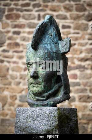 Kopf geschnitzt von Jean Boucher, im Garten der Kirche von Guipel entfernt. Stockfoto