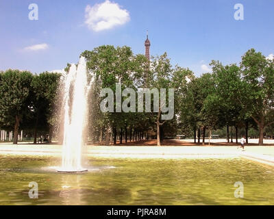 Der Eiffelturm wird über die Bäume des Champ de Mars, aus dem Brunnen im Ort Joffre, 7e arrondissement, Paris, Frankreich Stockfoto