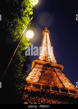 Der Eiffelturm von Quai Branly, beleuchtet bei Nacht: Paris, Frankreich Stockfoto