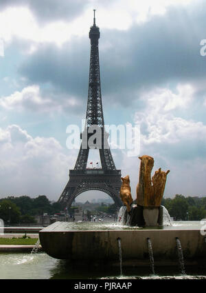 Varsovie Brunnen in der Jardins du Trocadéro, Paris, Frankreich: Eiffelturm über Stockfoto