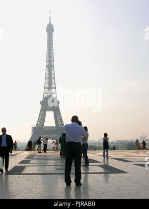 Eiffelturm von der Esplanade du Trocadéro, Palais de Chaillot, Paris, Frankreich Stockfoto